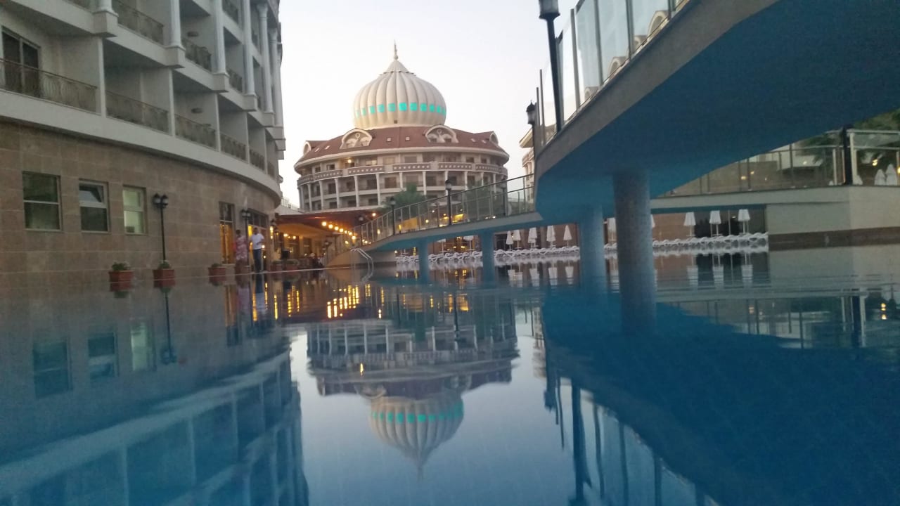 Pool und Blick zum Hauptturm Kirman Belazur Resort & Spa