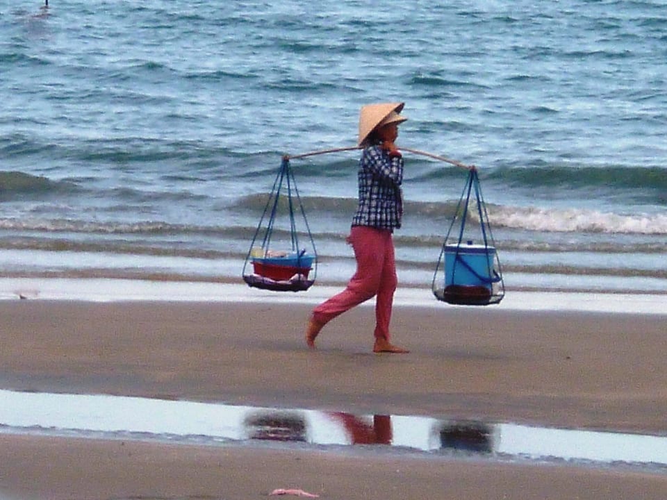 Was es am Strand so gibt 7 - Suppentransport Pandanus Resort