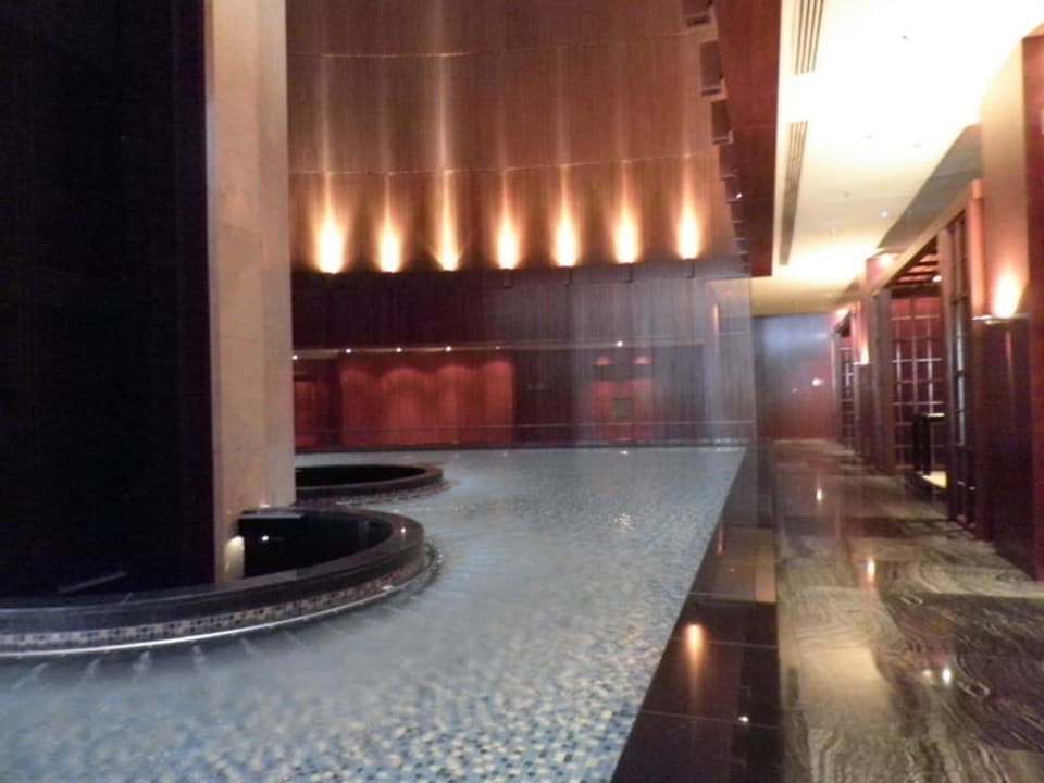 Вода и колонны в Лобби Hotel Mandarin Oriental Singapore