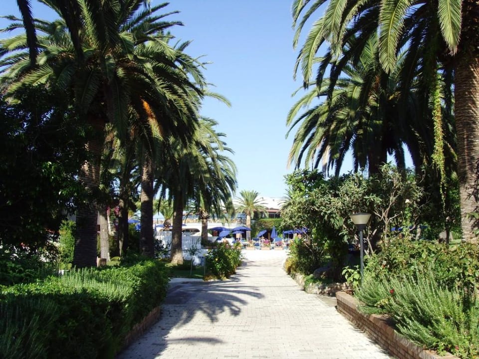 Liebevoll hergerichteter Gartenbereich des Hotels Aldiana Club Rocca Nettuno Calabria