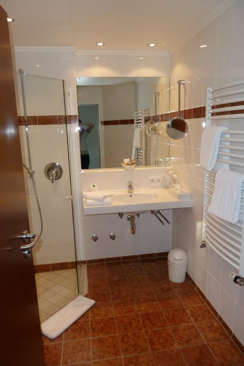 Bad mit Dusche, WC ist separat Hotel Am Badersee