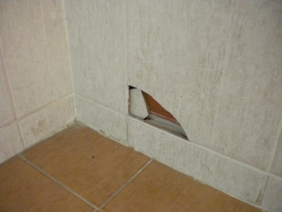 Defekte Fliesen im Bad Pegasos Deluxe Beach Hotel