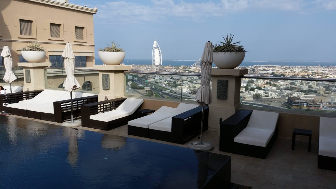 Pool mit Blick auf Jumeirah Hotel Sheraton Dubai Mall Of The Emirates