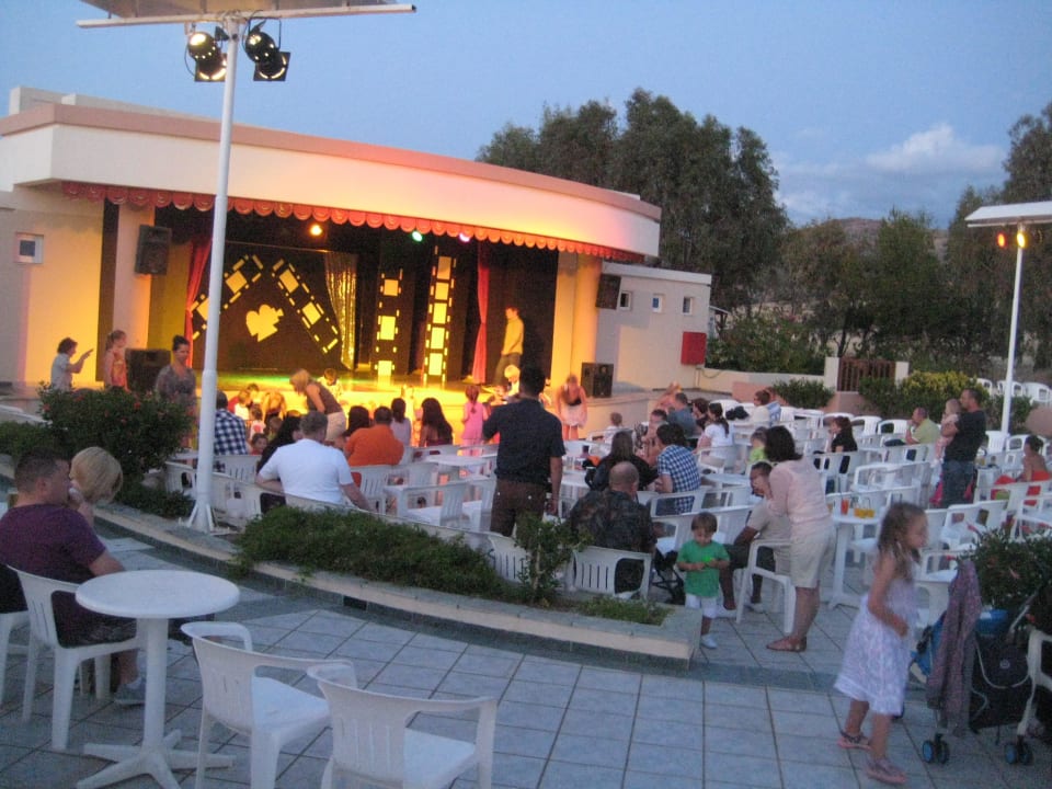 Außentheater für die Abendshows Iberostar Waves Creta Panorama & Mare