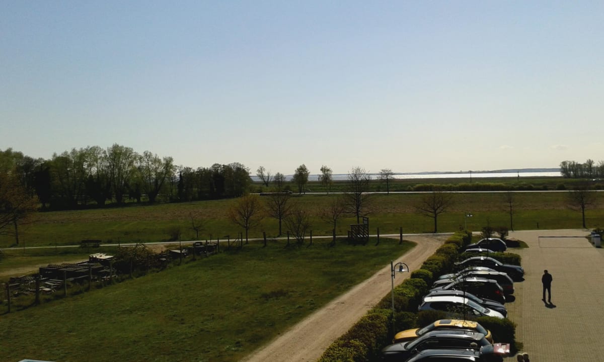 Blick auf Parkplatz Hotel Hanse-Kogge