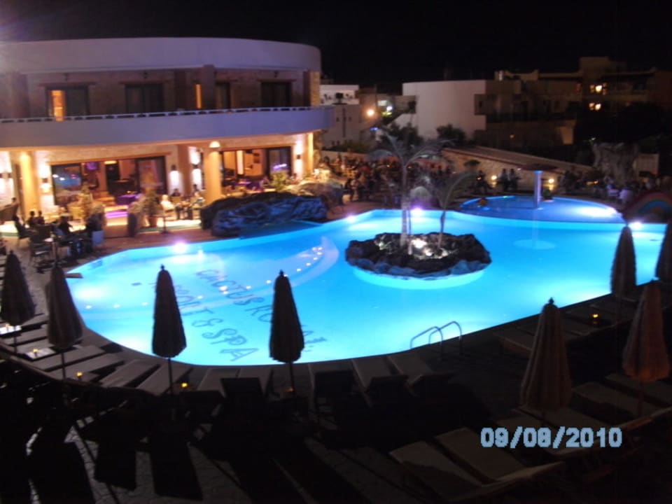 Pool von oben bei Nacht Cactus Royal