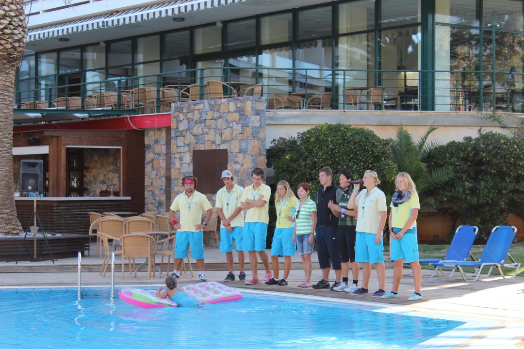 Das Animationsteam 2012 vorm Aktivpool Calimera Sirens Beach