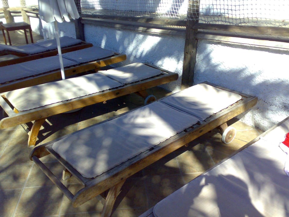 Vergammelte Holzliegen HL Miraflor Suites Hotel