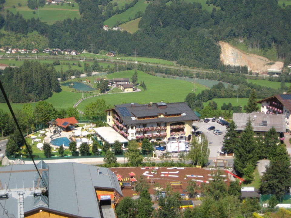 Blick aufs Hotel, Garten und Landhaus Hotel Berghof | St. Johann in Salzburg