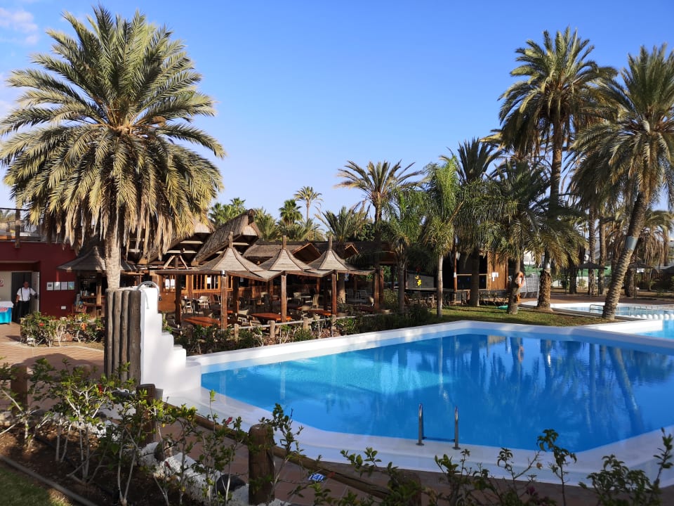 Pool HL Miraflor Suites Hotel