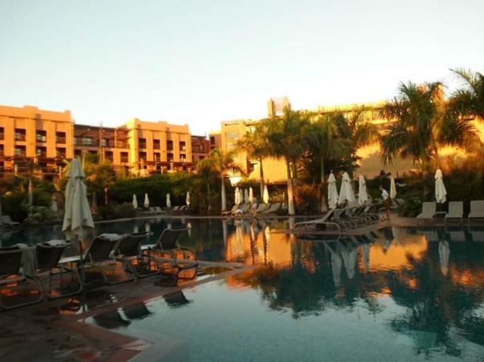 Sonnenaufgang am Pool Lopesan Baobab Resort