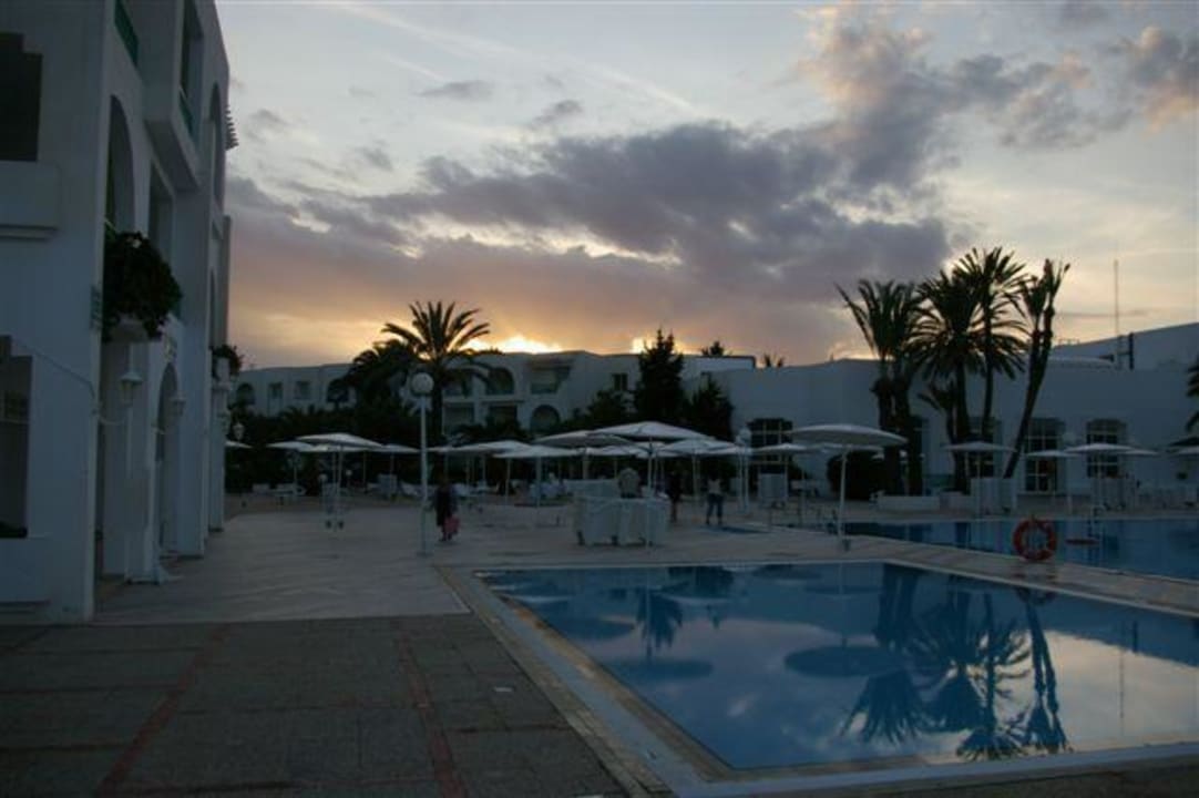 Weg vorbei am Friseur und Kinderpool am Abend El Mouradi Club Kantaoui