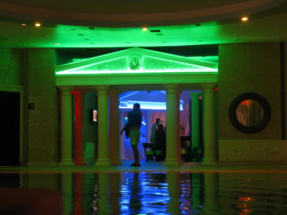 Der Indoor - Pool im Fitness - Bereich Crystal Tat Beach