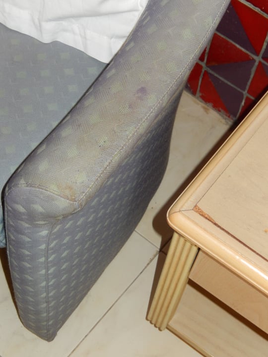 Verbrauchte, alte, schmutzige Möbel Hotel El Mouradi Djerba Menzel