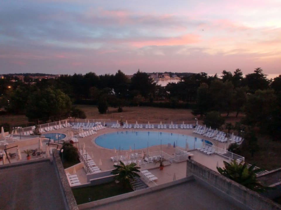 Der Pool von einem Zimmerbalkon aus Valamar Parentino Hotel