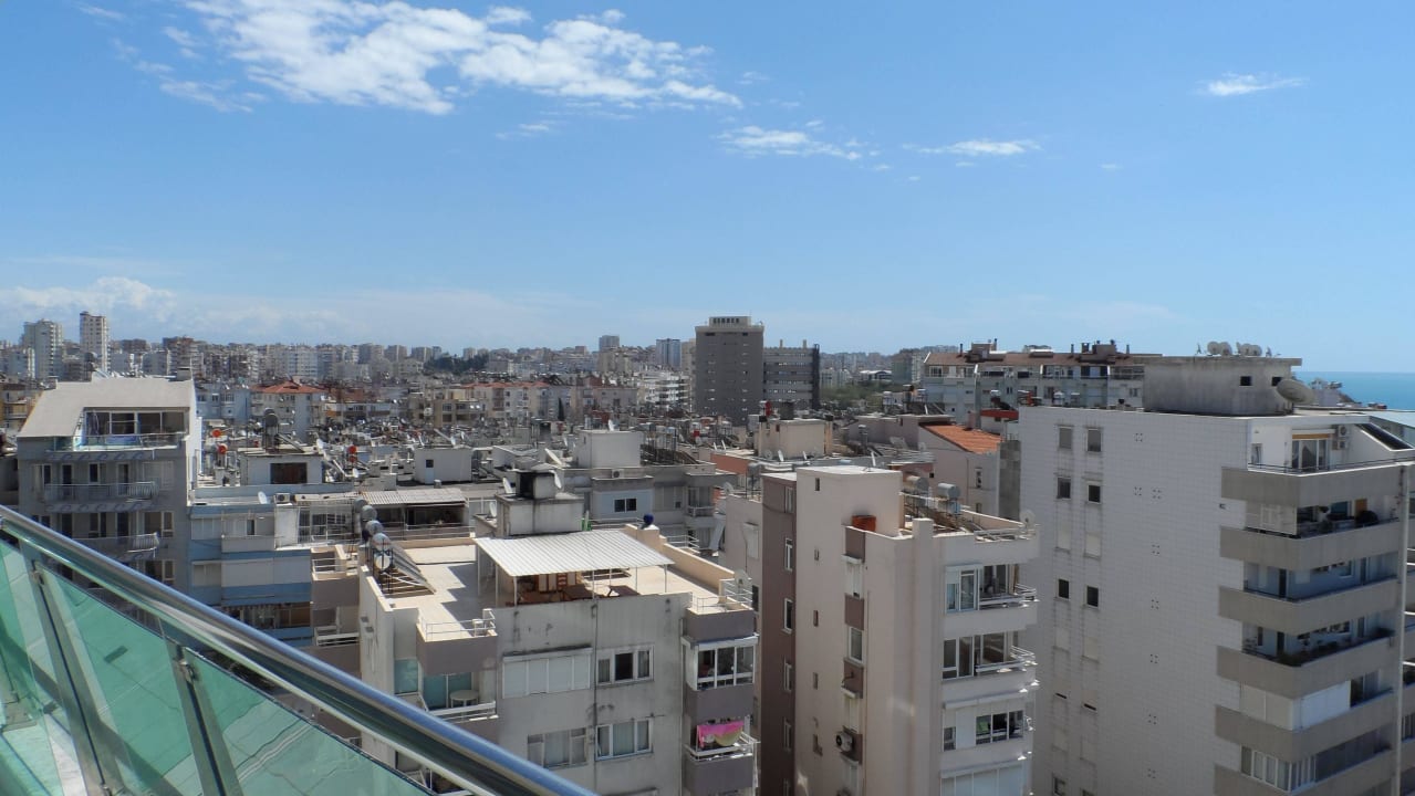 Vom Balkon in die Seitenstraßen Ramada Plaza by Wyndham Antalya