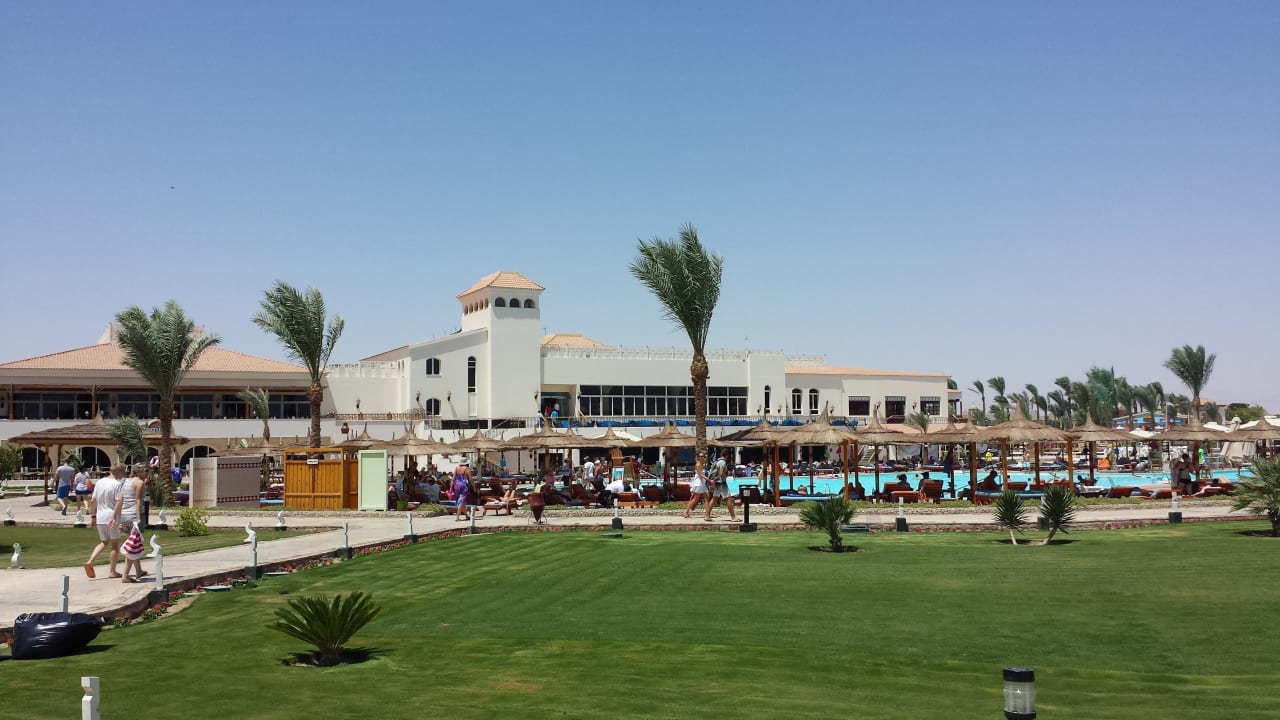 Poolanlage am Eingangbereich Pickalbatros Dana Beach Resort - Hurghada