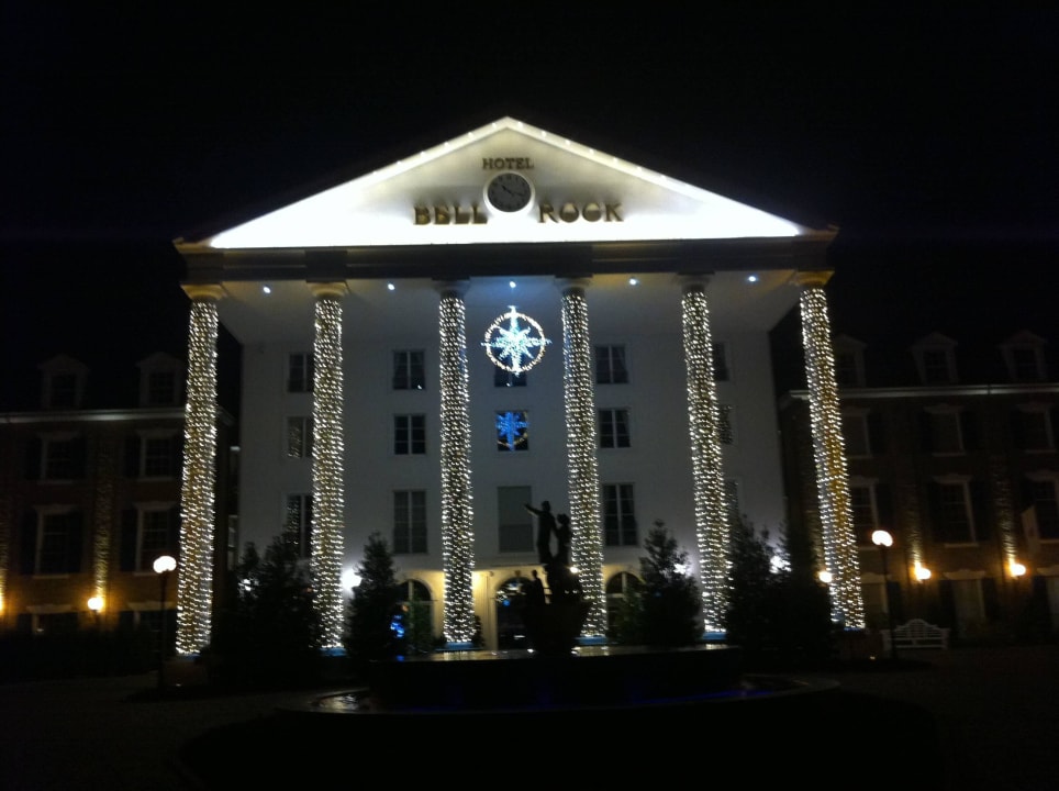 Außenansicht bei Nacht  Hotel Bell Rock Europa-Park