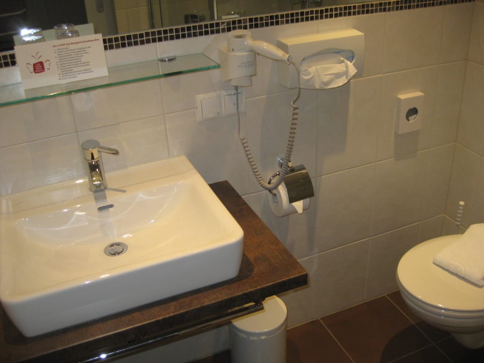 Bad im neu renovierten Doppelzimmer Gut Wenghof - Family Resort