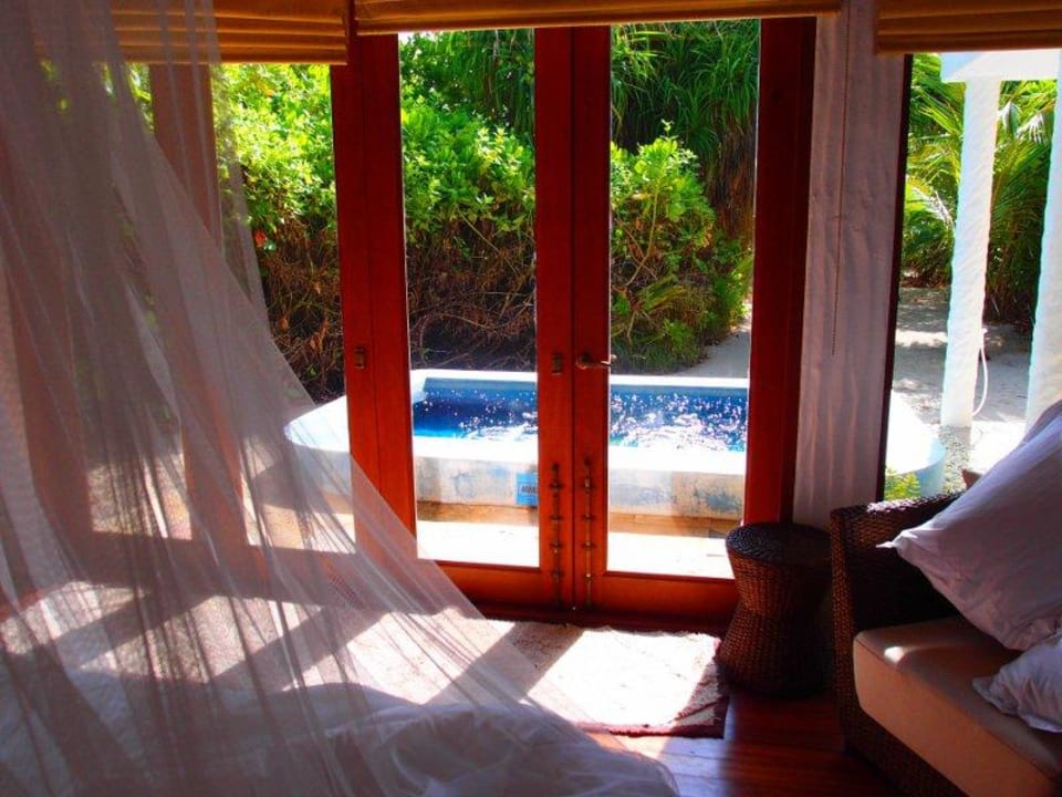 Blick vom Schlafzimmer Hideaway Beach Resort & Spa