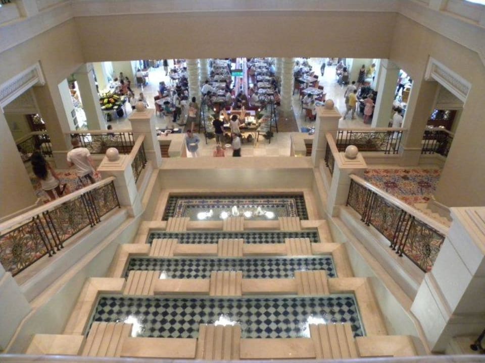 Blick ins Aboretum Jumeirah Dar Al Masyaf