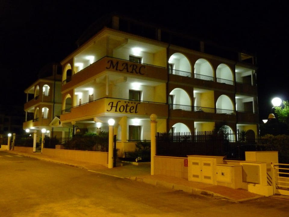 Außenansicht bei Nacht Hotel Marc