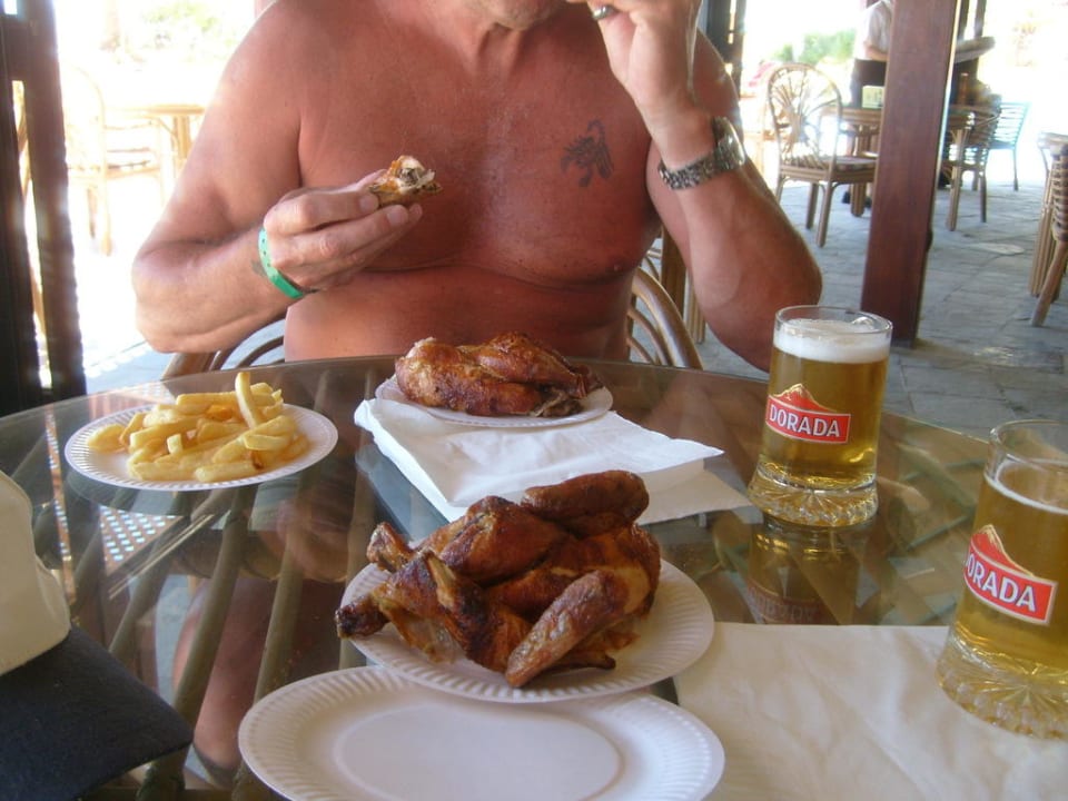 Grillhähnchen am Poolrestaurant Bull Dorado Beach & Spa