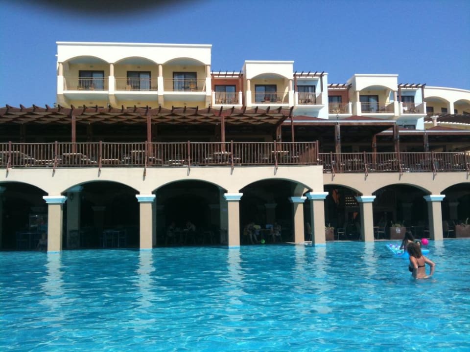 Blick von Osten über den Hauptpool Lindos Imperial Resort & Spa