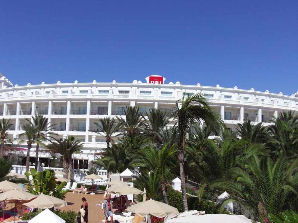 Blick von der Liegeterrasse in Richtung Hotel Hotel Riu Palace Maspalomas Adults Only