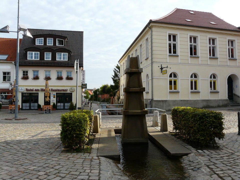 Marktplatz mit Hotel, links  Hotel Am Markt