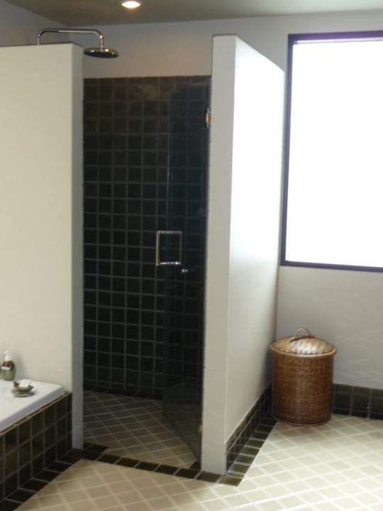 Die Dusche rechts von der Badewanne The Fair House Beach Resort