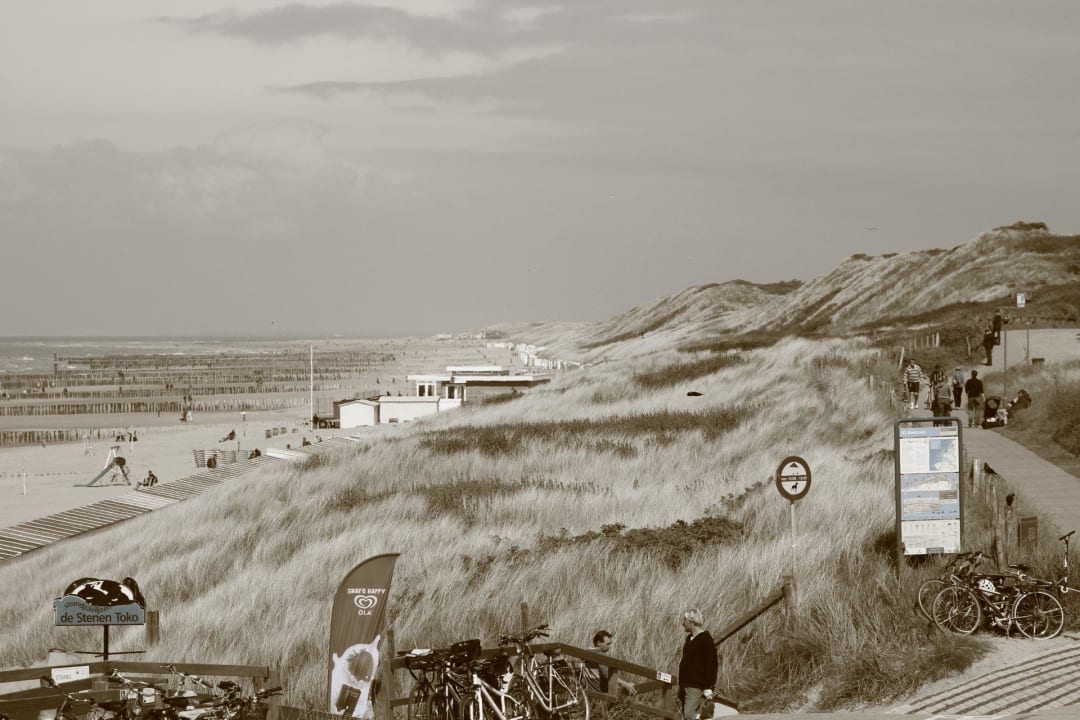 Dünen vor dem Hotel Hotel Nehalennia
