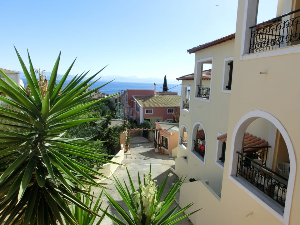 Ausblick von der Dachterrasse bzw. Auffahrt CORFU PELAGOS HOTEL