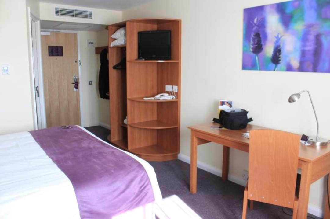 TV und Schreibtisch ibis Coleraine Riverside