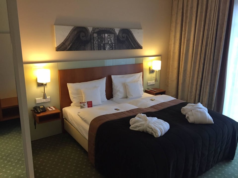 Bett im normalen Doppelzimmer Hotel Lind an der Ems