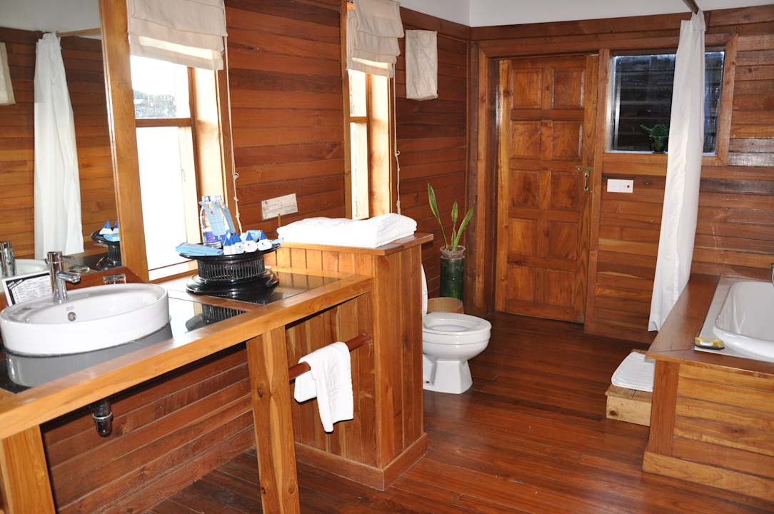 Genug Platz im Badzimmer, mit Aussendusche Myanmar Treasure Resort - Inle Lake