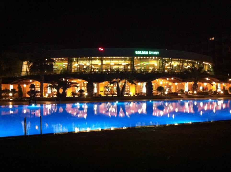Blick auf Restaurant (unten) und Lobby (oben) VONRESORT Golden Coast