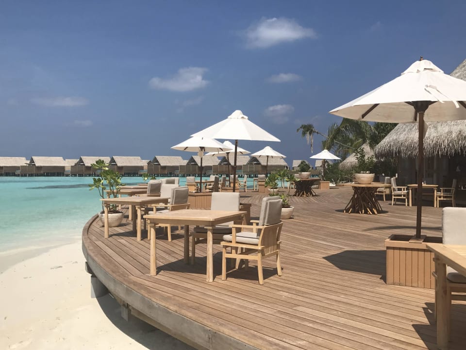 Blick auf das Ocean (Haupt-)Restaurant Milaidhoo Maldives