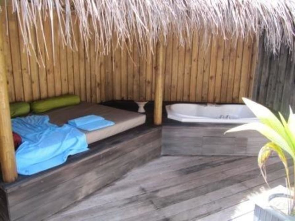 Jacuzzi und Erholungsbereich Kuredu Island Resort & Spa