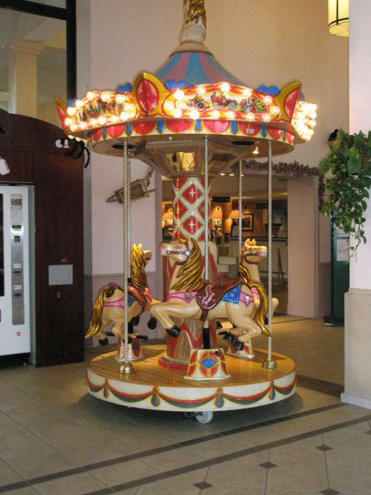 Kinderkarussell im Foyer Campanile Val de France