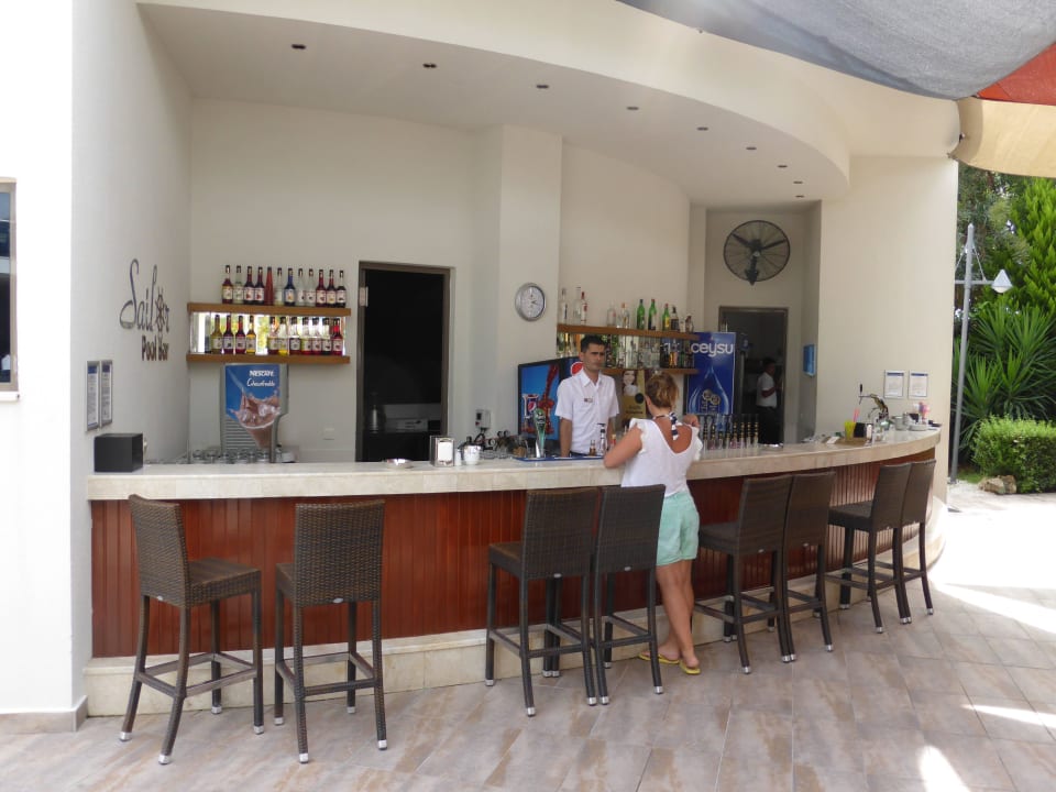 Poolbar Commodore Elite Suites & Spa - Adults only