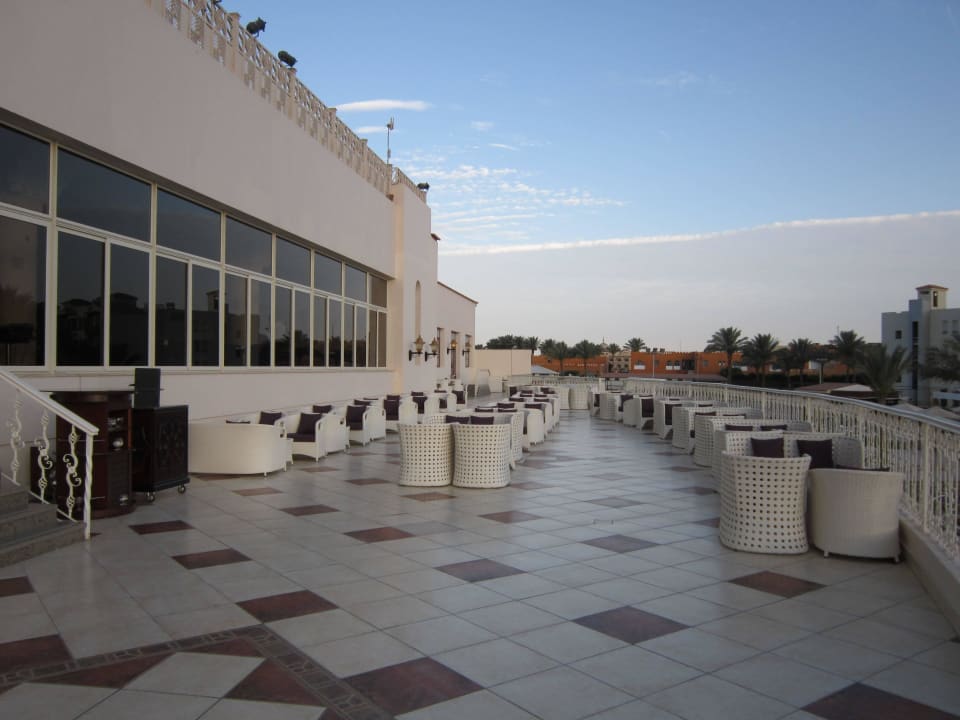 Terrasse vor der Lobby Pickalbatros Dana Beach Resort - Hurghada