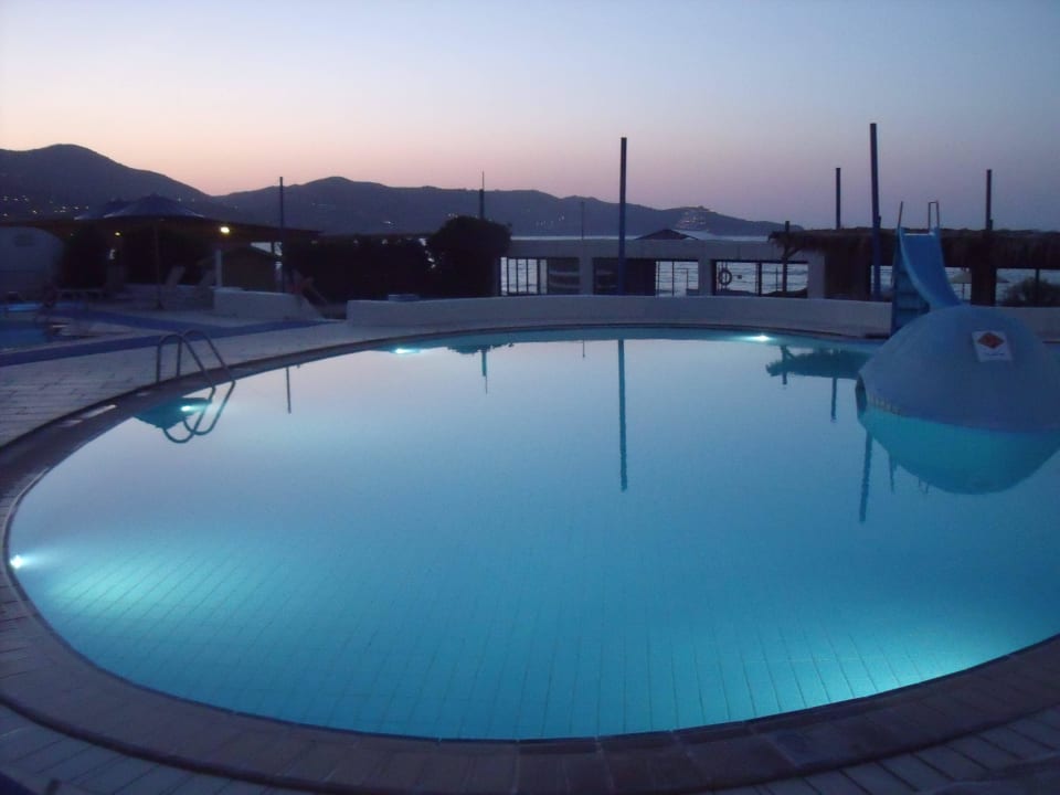 Pool am Abend Apollonia Beach Resort & Spa