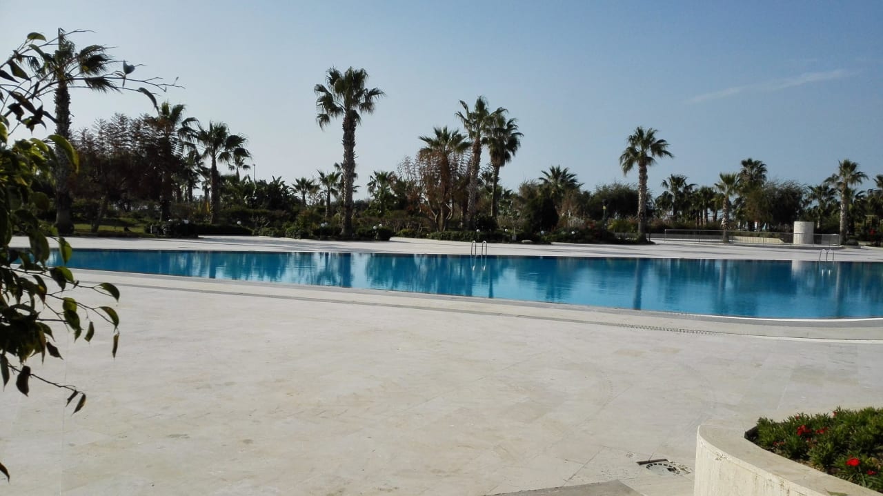 Zwembad met tuinen op de achtergrond VONRESORT Golden Coast