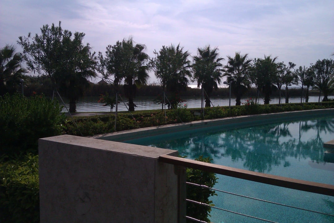 Hier ein Teil des Pools und der Fluss Gloria Serenity Resort