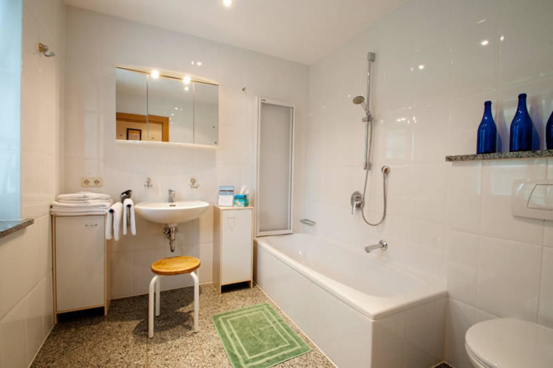 Das Badezimmer - mit Badewanne mit Duschfunktion.  Ferienwohnung Haus Anita