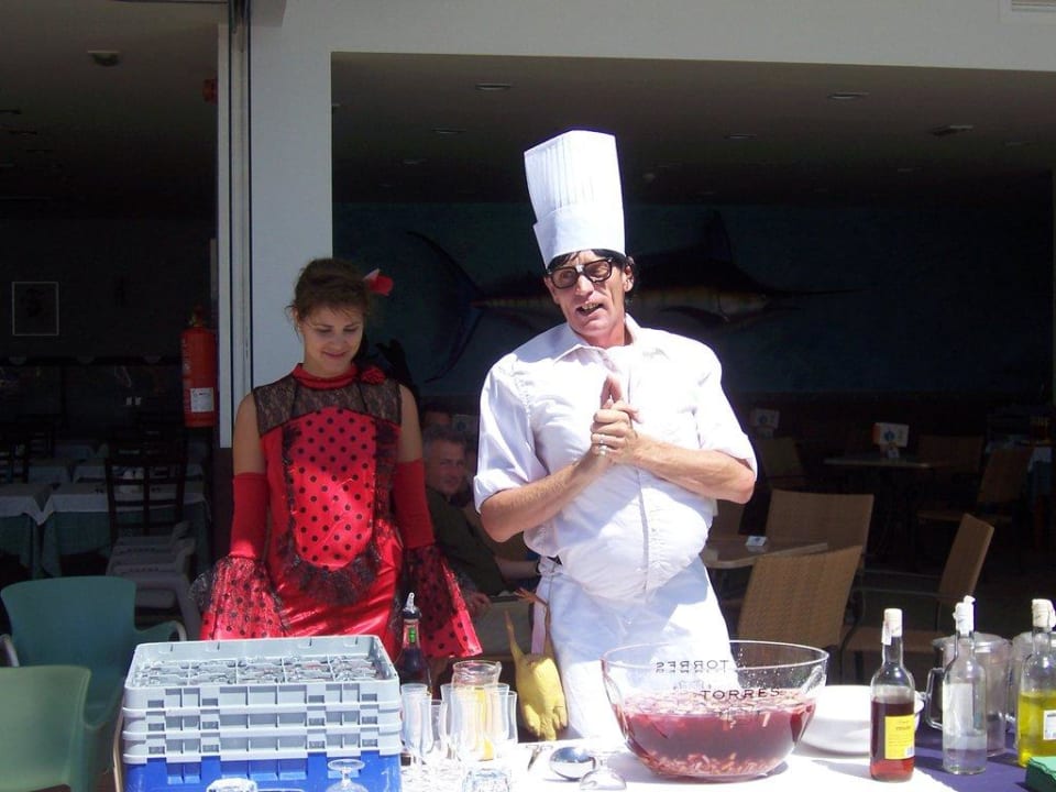 Lustige Sangriazubereitung Hotel Las Costas