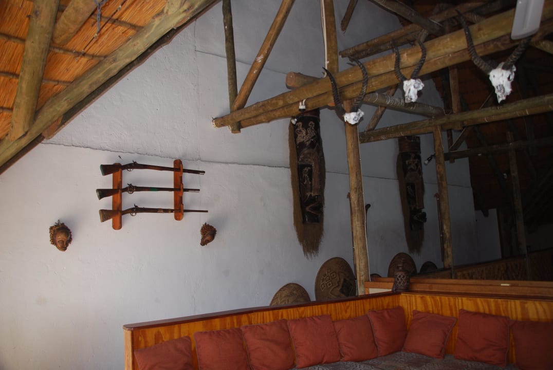 Bar und Sitzecke unterm Dach Hotel The Garden Lodge On The Chobe River