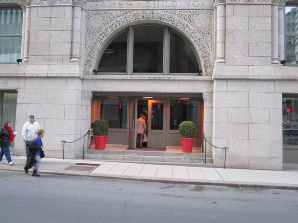 Man muss schon suchen, um das Ames zu finden! Hotel Ames, A Morgans Original