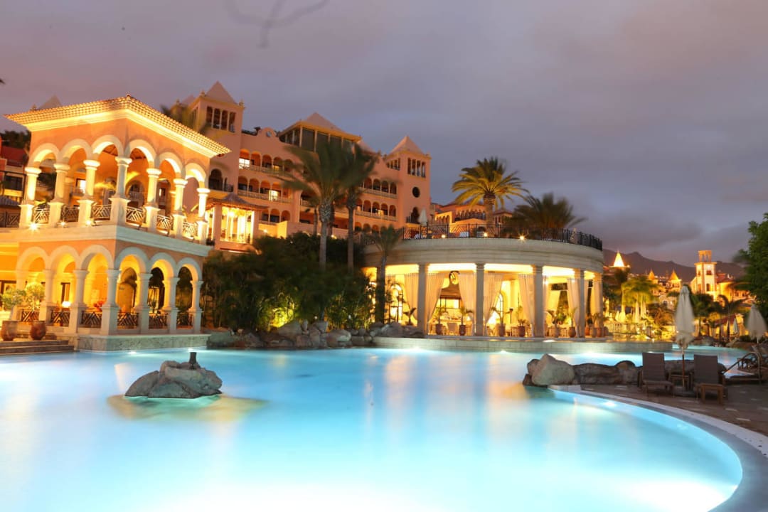 Pool und Hotel bei Nacht JOIA El Mirador by Iberostar